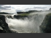 Vy över vattenfallet och forsen Dettifoss på Island.