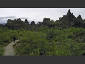 Motorcyklist på gångväg och Dimmuborgir på Island.