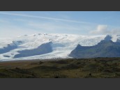Moln på berg och glaciär på Island.