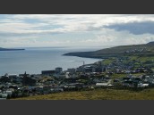 Vy över Torshavn och hav på sommaren.
