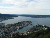 Vy över Bergen, Norge och havet på sommaren.