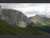 Vy med väg och höga berg i Sella Ronda, Dolomiterna och Alperna i Italien på sommaren.
