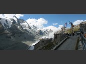 Franz Josefs Höhe, Grossglockner i Alperna med anläggningen, glaciärer och höga berg. Blå himmel med lite vita moln i bakgrunden.