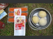 Grammelknödel i gryta med vatten på campingkök.