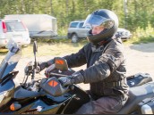 Närbild på motorcyklist som kör.