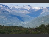 Vy ner mot Beiarn och Beiardalen med snöklädda berg i bakgrunden.