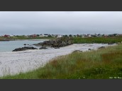 Sandstrand och byn Sör-Nordmela på Andøya (Andöya), Vesterålen, Nordnorge, Norge.