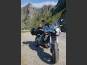 Kawasaki Verys 650 2007 med berg och moln i bakgrunden.