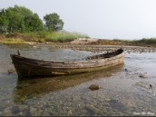 Vrak/båt i bäck vid Tjeldsund, Nordnorge, Norge.