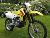Gul Suzuki DRZ 400S från 2005 sett framifrån från höger sida.