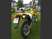 Gul Suzuki DRZ 400S från 2005 sett snett bakifrån från höger sida.