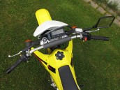 Styre och tank sett uppifrån på gul Suzuki DRZ 400S.