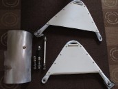 Närbild på väskbågar och fäste för verktygslåda (tool tube) samt värmesköld till ljuddämpare till DRZ 400S.