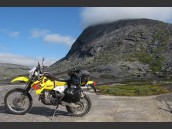 DRZ 400 parkerad högt uppe på norskt fjäll.