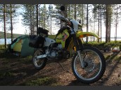 DRZ 400 parkerad vid tält en sommarkväll.