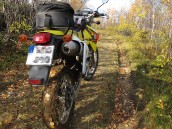 Lerigt bakdäck på en Suzuki DRZ 400.