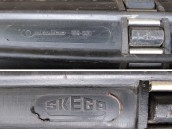 Två bilder på märkningar av skotermatta sett bakifrån på en veteranskoter: Ockelbo 600.