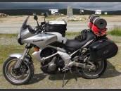 Kawasaki Versys från vänster med full packutrustning.