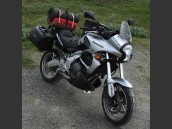 Kawasaki Versys från snett framifrån höger med full packutrustning.