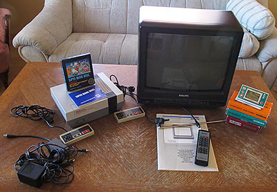 Spelpaket från 80-talet: CRT TV, Nintendo TV-spel, Fyra olika Game & Watch m.m.
