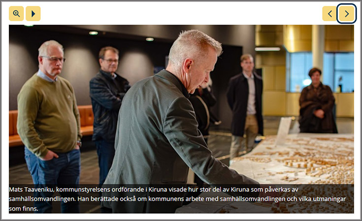 Mats Taaveniku vid modell över Kiruna kiruna stad med åhörare i bakgrunden.